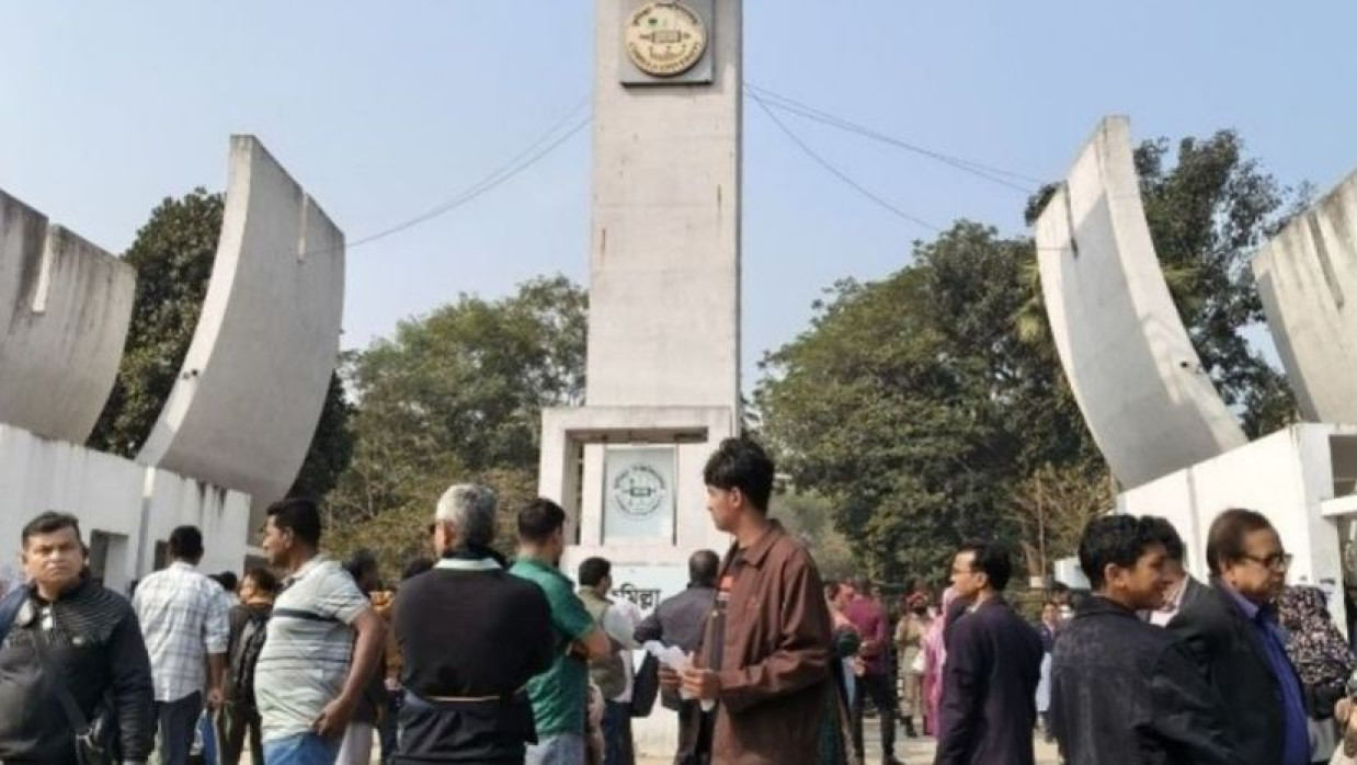 কুবির ‘সি’ ইউনিটের ভর্তি পরীক্ষা শেষে বের হচ্ছেন শিক্ষার্থীরা 