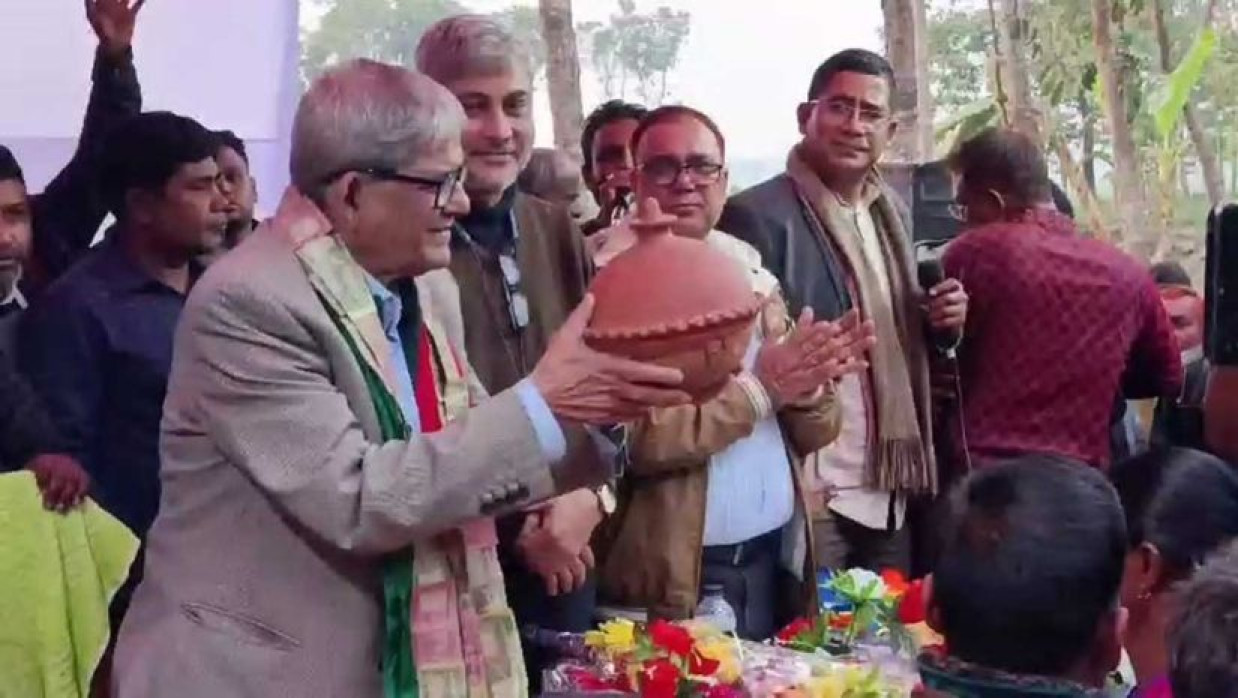  মির্জা ফখরুলকে মটির ব্যাংক উপহার ভোটারের