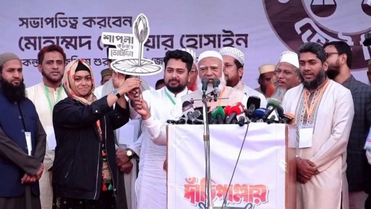 দুই নারী প্রার্থীর হাতে প্রতীক তুলে দিলেন জামায়াত আমির