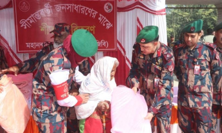 সীমান্তে শীতার্ত মানুষের মাঝে বিজিবির শীতবস্ত্র বিতরণ