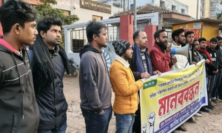 সহকারী শিক্ষক নিয়োগ পরীক্ষা বাতিল দাবিতে মানববন্ধন