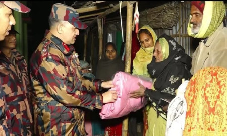 চাঁপাইনবাবগঞ্জে শীতবস্ত্র বিতরণে ব্যাটালিয়ন অধিনায়ক লে কর্নেল গোলাম কিবরিয়া