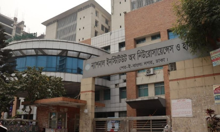 টেকনাফে গুলিবিদ্ধ শিশু হুজাইফাকে উন্নত চিকিৎসার জন্য ঢাকা আনা হচ্ছে