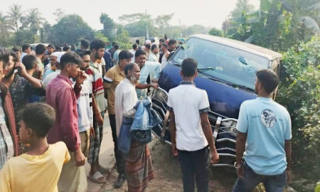 বরযাত্রীবাহী মাইক্রোবাস নিয়ন্ত্রণ হারিয়ে নিহত ১, আহত ৪