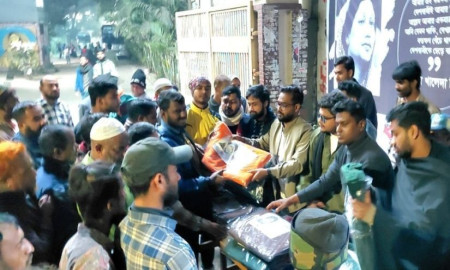 খালেদা জিয়ার মাগফেরাত কামনায় জবিতে ছাত্রদলের শীতবস্ত্র বিতরণ