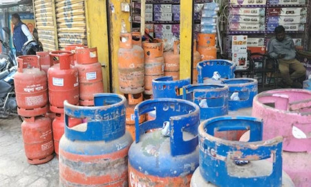 যশোরে এলপিজির তীব্র সংকট, বাড়তি দামে কিনতে বাধ্য গ্রাহকরা