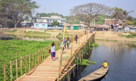 কপোতক্ষ নদের ওপর সাঁকো তৈরি করে প্রসংশায় ভাসছেন প্রবাসী