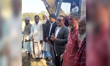 নেত্রকোনায় গ্রামবাসীর উদ্যোগে ৬ রাস্তার সংস্কারকাজ শুরু