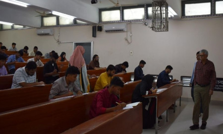 রাবির ‘সি’ ইউনিটের প্রথম শিফটের ভর্তি পরীক্ষা শুরু, আসনপ্রতি লড়ছেন ৮২ ভর্তিচ্ছু