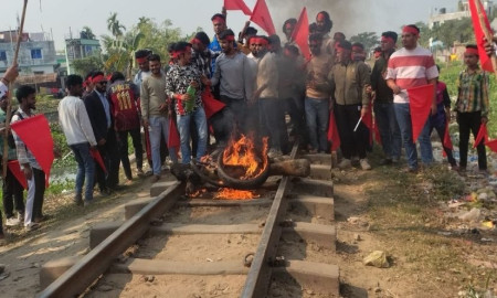নবগঠিত ছাত্রদলের কমিটি বাতিলের দাবিতে আগুন জ্বালিয়ে রেলপথ অবরোধ