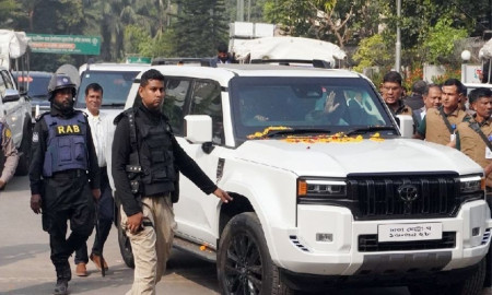 তারেক রহমানের চলন্ত গাড়িতে ‘রহস্যময়’ কাগজ সেঁটে পালাল মোটরসাইকেল আরোহী