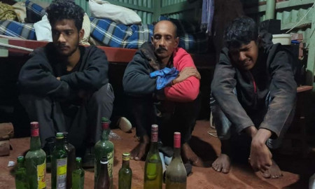 মাদকের আখড়ায় নৌবাহিনীর অভিযান, আটক ৩