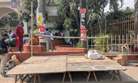 সেন্ট্রাল ইউনিভার্সিটির দাবিতে ঢাকা কলেজের সামনে হচ্ছে ‘অধ্যাদেশ মঞ্চ’