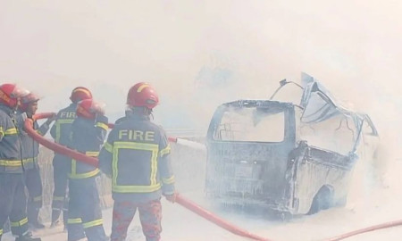 এক্সপ্রেসওয়েতে চলন্ত অ্যাম্বুলেন্সে আগুন