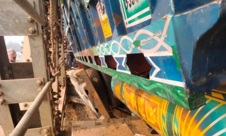 ভেঙে পড়ল সোনাহাট সেতুর পাটাতন, দুর্ভোগে হাজারো মানুষ