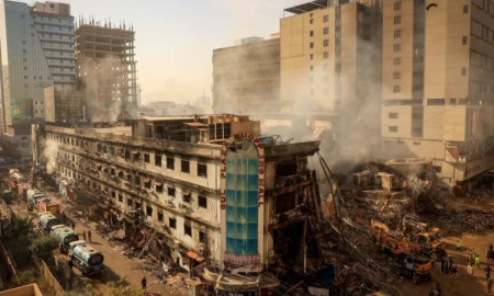 করাচিতে শপিং মলে ভয়াবহ আগুন: নিহত ২৮, নিখোঁজ ৮১