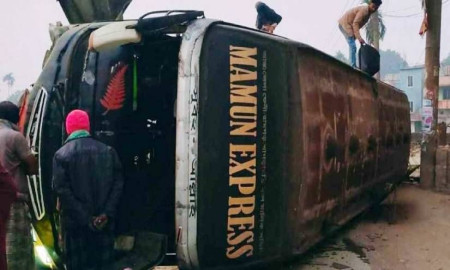 গাইবান্ধায় যাত্রীবাহী বাস উল্টে আহত ১৫