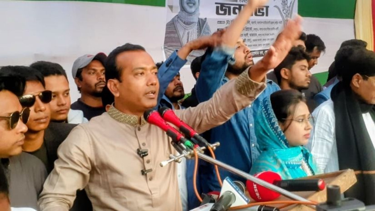 শেরপুরের ঘটনার রেশ ধরে ঢাবিতে বিএনপির শীর্ষ নেতার নামে স্লোগান কেন: প্রশ্ন রাকিবের