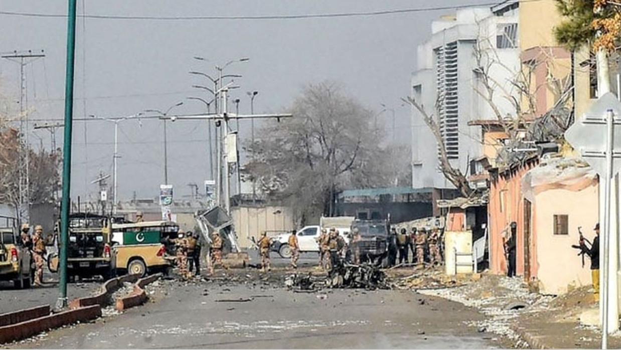 সন্ত্রাসী হামলার পর নিরাপত্তা কর্মীরা বিস্ফোরণস্থল পরিদর্শন করছেন