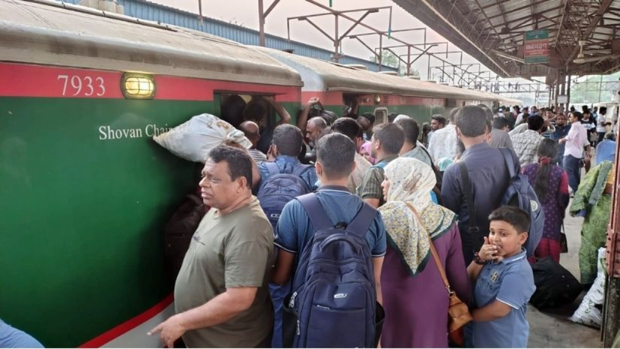 টাকার বিনিময়ে ভ্রমণের সুযোগ করে দেওয়ায় তিন রেলকর্মী সাময়িক বরখাস্ত