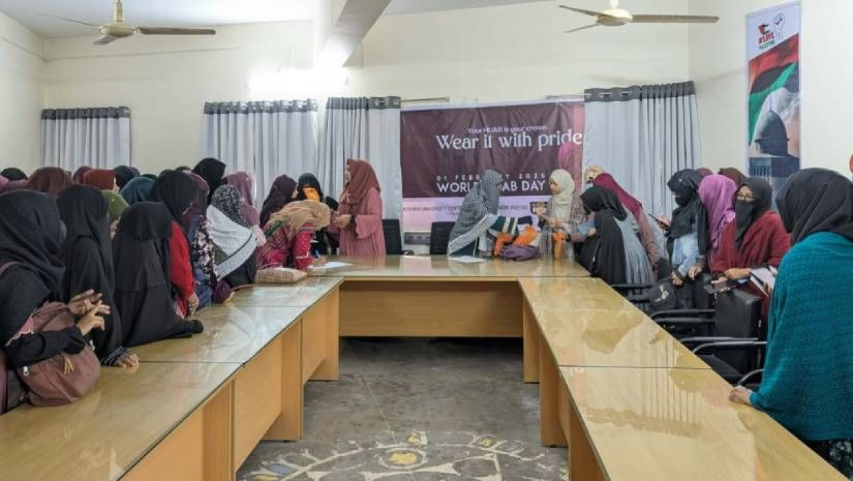 বিশ্ব হিজাব দিবসে দুই শতাধিক ছাত্রীকে হিজাব উপহার দিল রাকসু