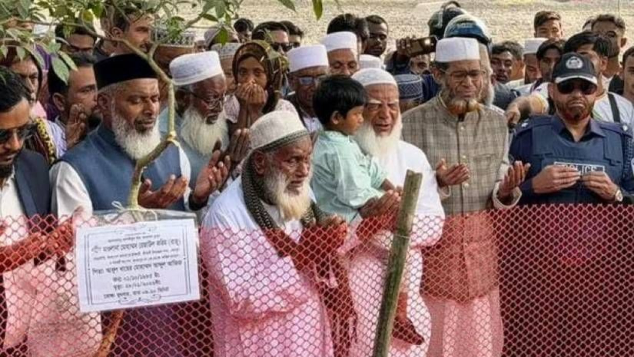 রেজাউলের কবর জিয়ারত, ছেলেকে কোলে নিয়ে অঝোরে কাঁদলেন জামায়াত আমির