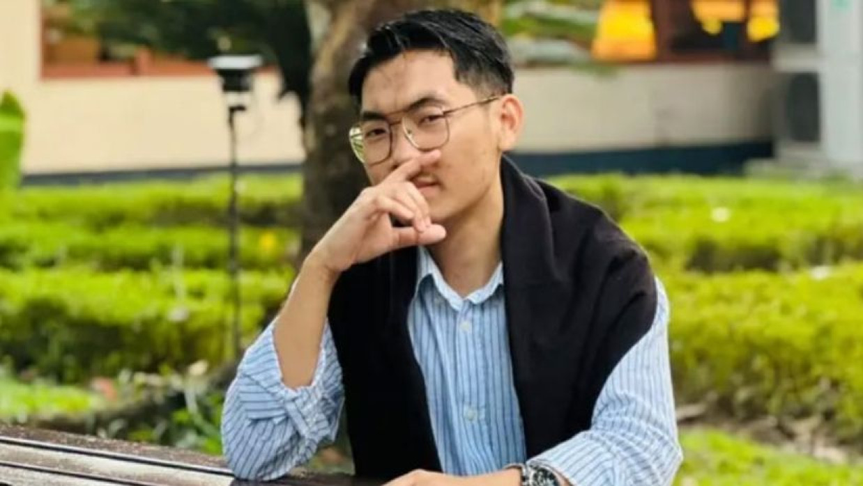 ঝাড়ু শুধু নারী নেত্রীর হাতে কেন, পুরুষের হাতে কেন নয়?