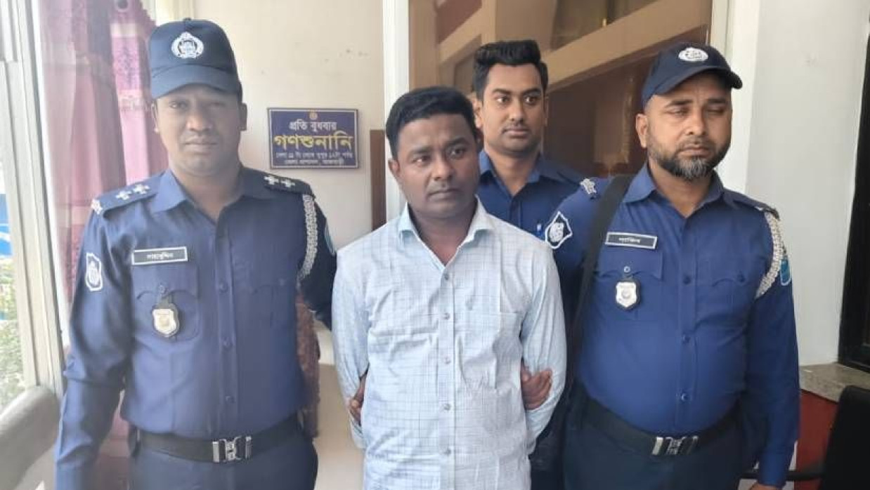 প্রাথমিক শিক্ষক নিয়োগের মৌখিক পরীক্ষায় ভুয়া প্রার্থী আটক