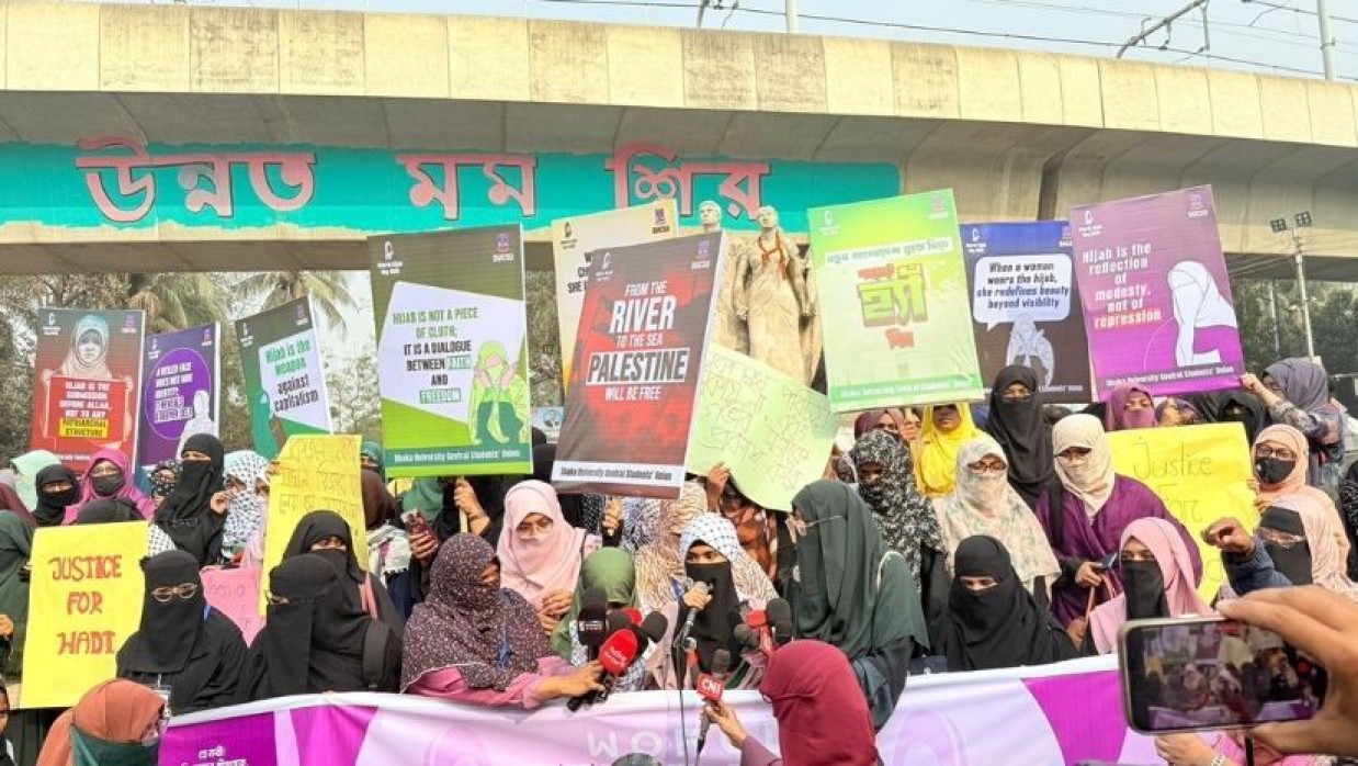 ১২০০ শিক্ষার্থীকে হিজাব দিল ডাকসু