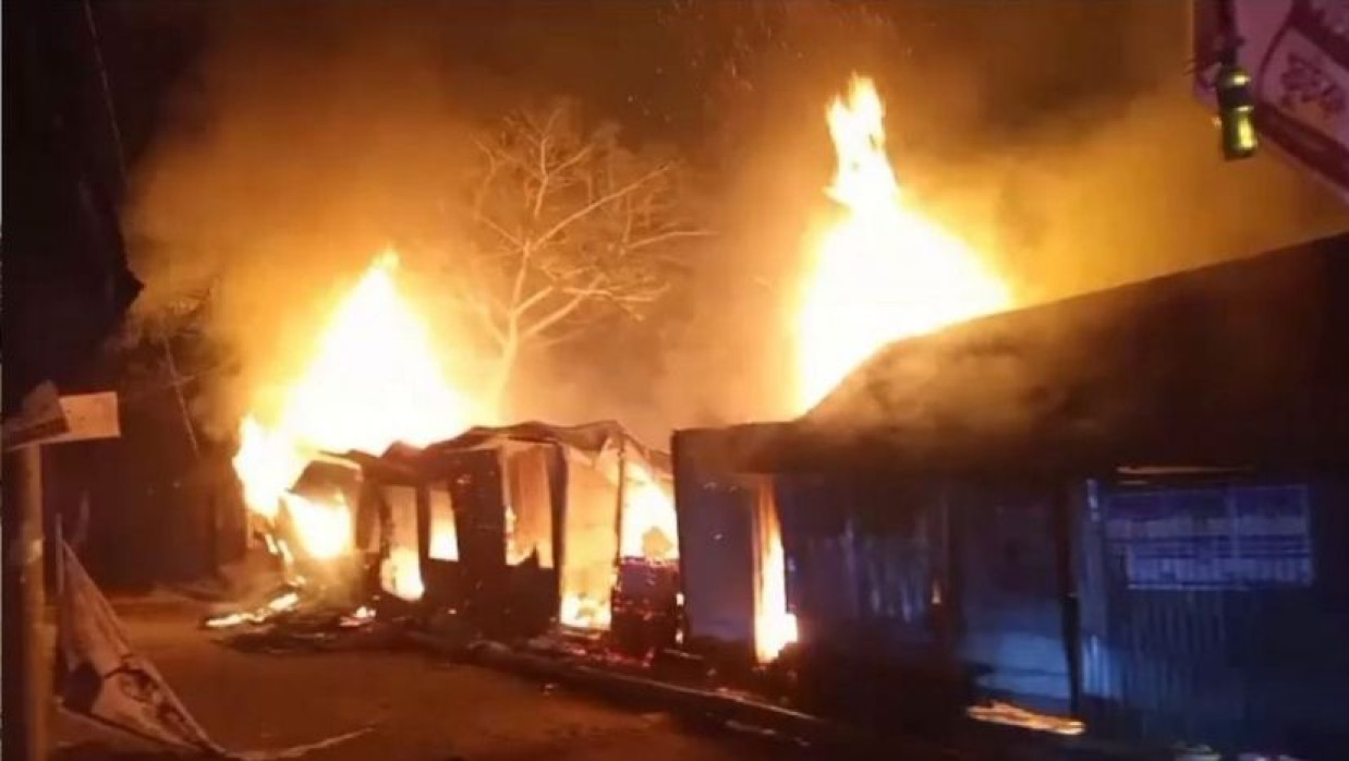 বিএনপির নির্বাচনী অফিসে আগুন  