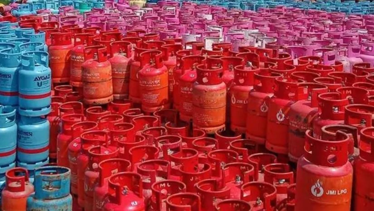 ফের বাড়ল এলপি গ্যাসের দাম