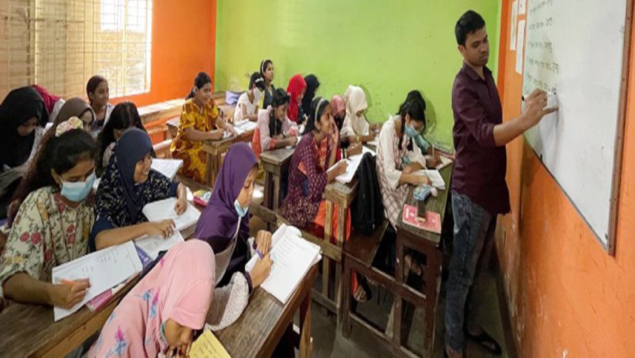 কোচিং সেন্টারে শিক্ষার্থীরা