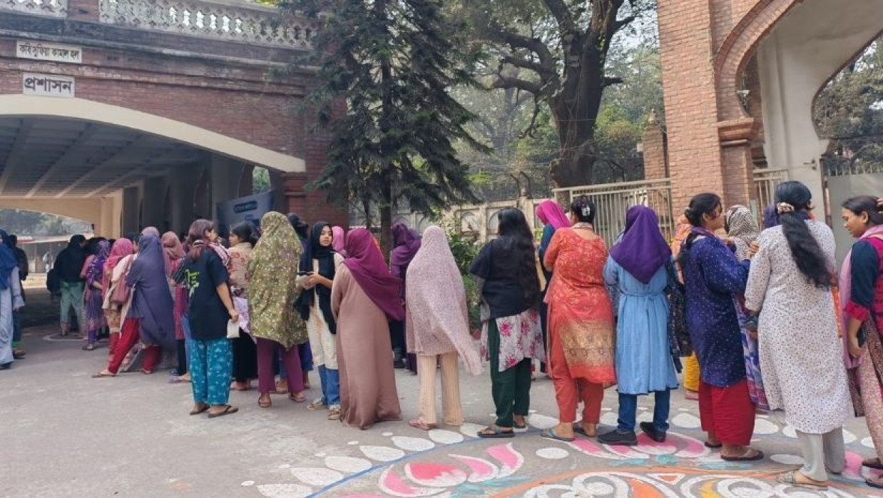 ডাকসুর উদ্যোগে ছাত্রী হলে বিনামূল্যে টিকাদান শুরু