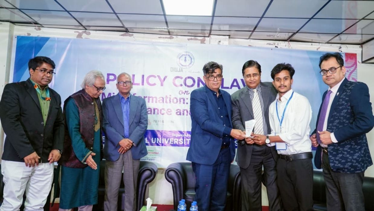 ডিআইইউসাস বেস্ট রিপোর্টিং অ্যাওয়ার্ড পেলেন দ্য ডেইলি ক্যাম্পাসের নুর ইসলাম