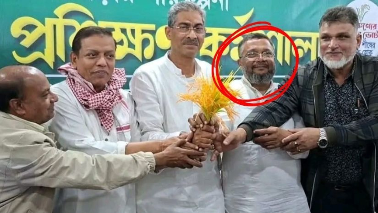 শরাফ উদ্দিন আজাদ সোহেল (গোল চিহ্নিত) ও এবিএম আশরাফ উদ্দিন নিজানের (বাম পাশে) হাতে ধানের শীষ প্রতীক তুলে দিচ্ছেন শহীদ উদ্দীন চৌধুরী এ্যানি
