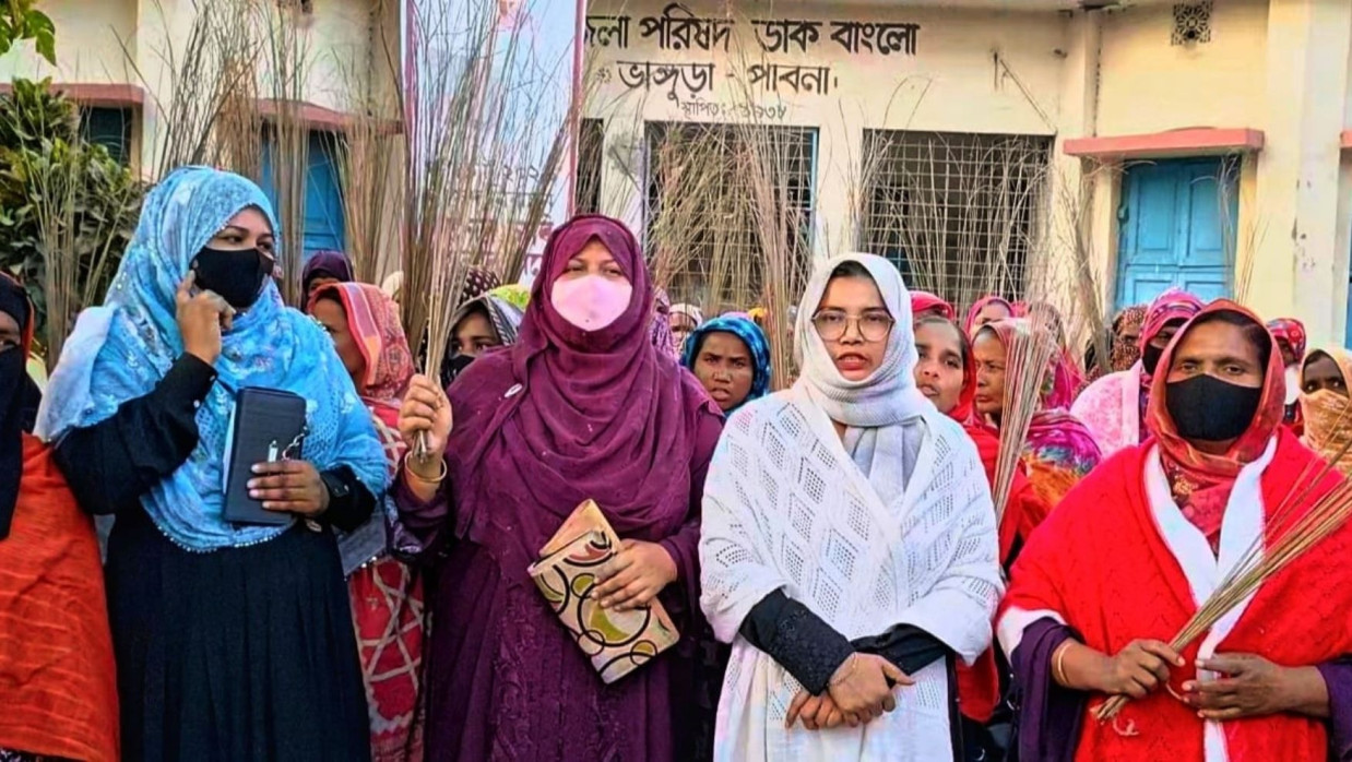 ভাঙ্গুড়ায় কর্মজীবী নারীদের ব্যানারে ঝাড়ু মিছিল