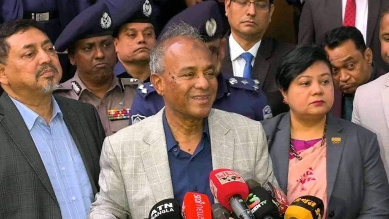 নির্বাচন ও গণভোট সুষ্ঠুভাবে সম্পাদনের লক্ষ্যে আইনশৃঙ্খলা বিষয়ক প্রস্তুতি সভা শেষে সাংবাদিকদের সঙ্গে কথা বলছেন স্বরাষ্ট্র উপদেষ্টা