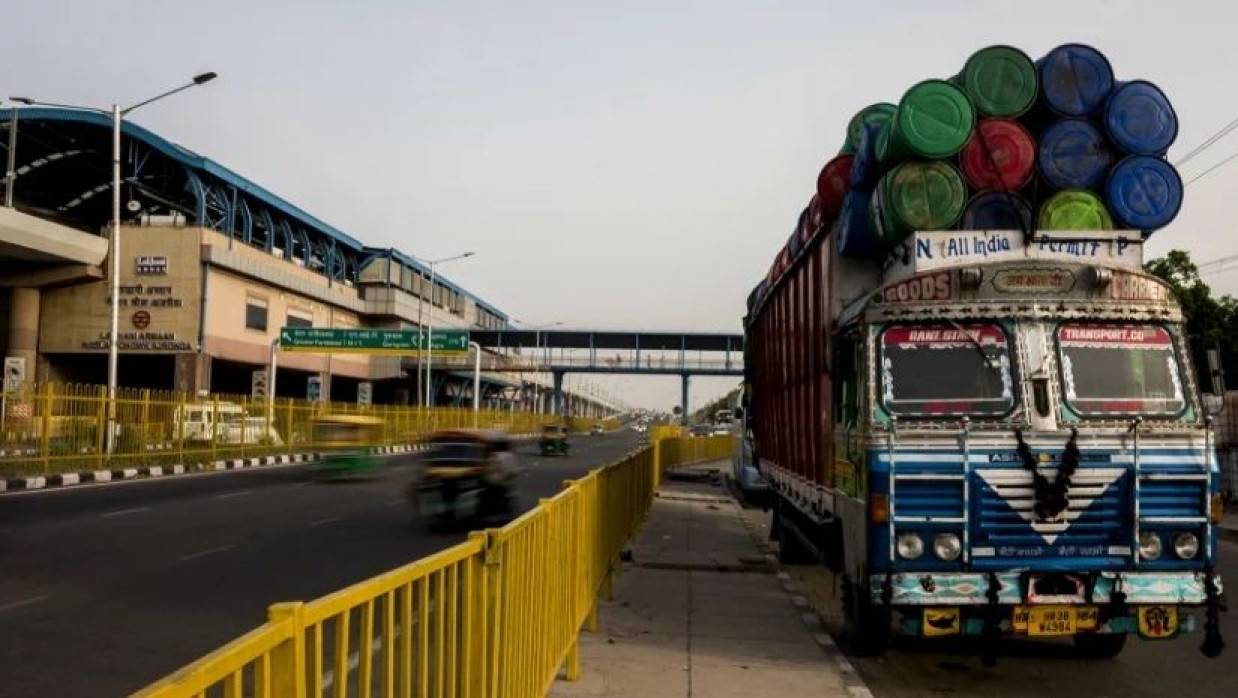 রুশ তেল কিনবে না ভারত, পণ্যে ১৮ শতাংশ শুল্কের সিদ্ধান্ত ট্রাম্পের