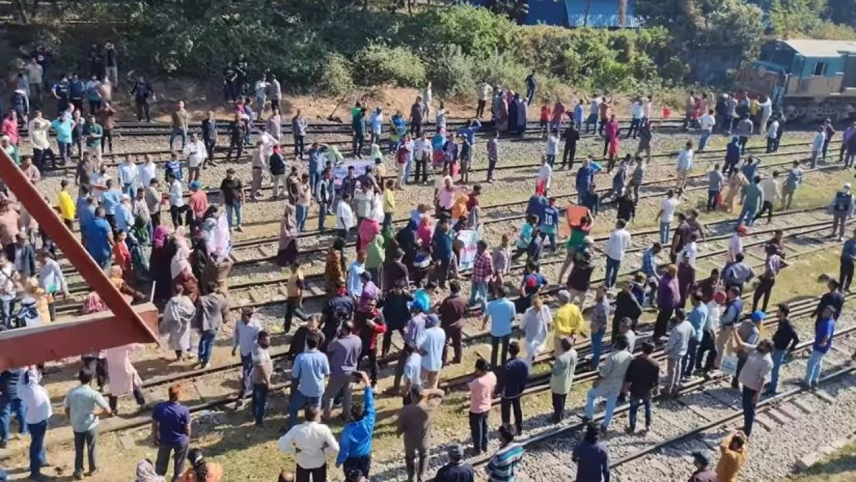 পে-স্কেলের দাবিতে রেলপথ অবরোধ