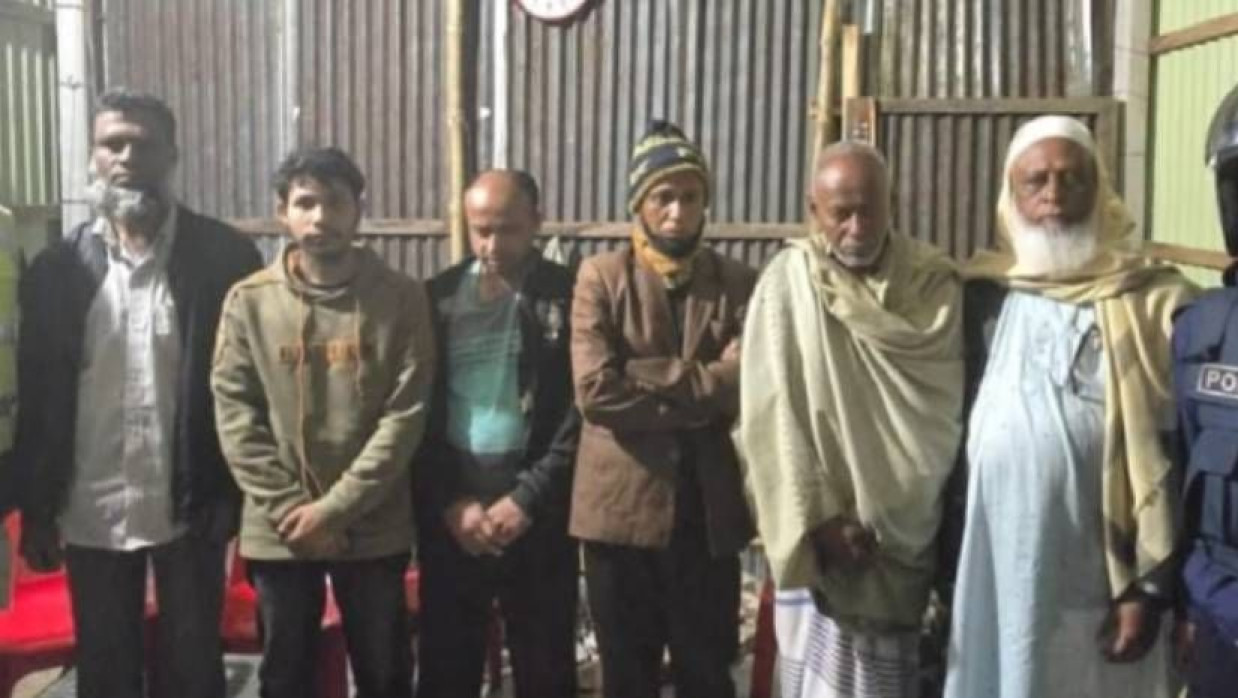 প্রার্থীর পক্ষে টাকা বিতরণের সময় ৬ জন আটক, ১৫ দিনের কারাদণ্ড
