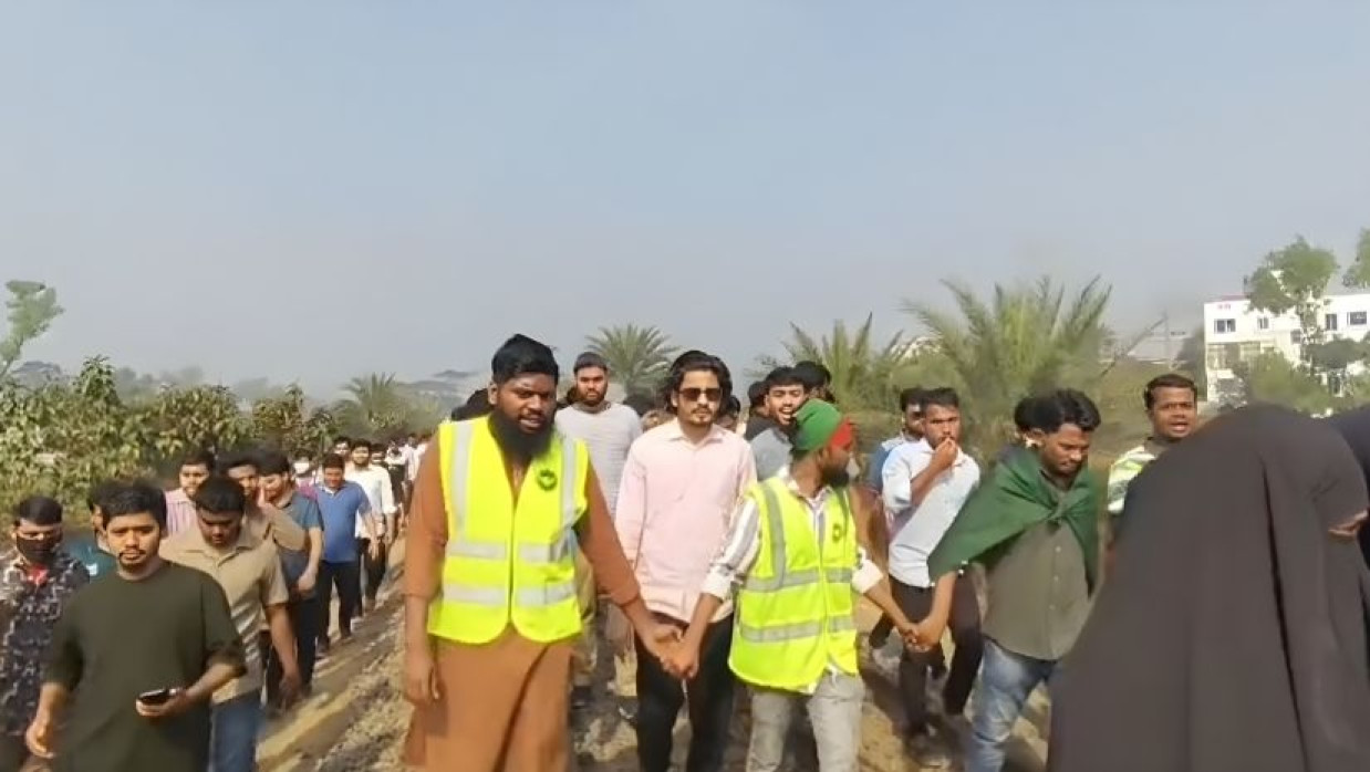  রেলপথ অবরোধ করে ডিপ্লোমা ইঞ্জিনিয়ারদের বিক্ষোভ