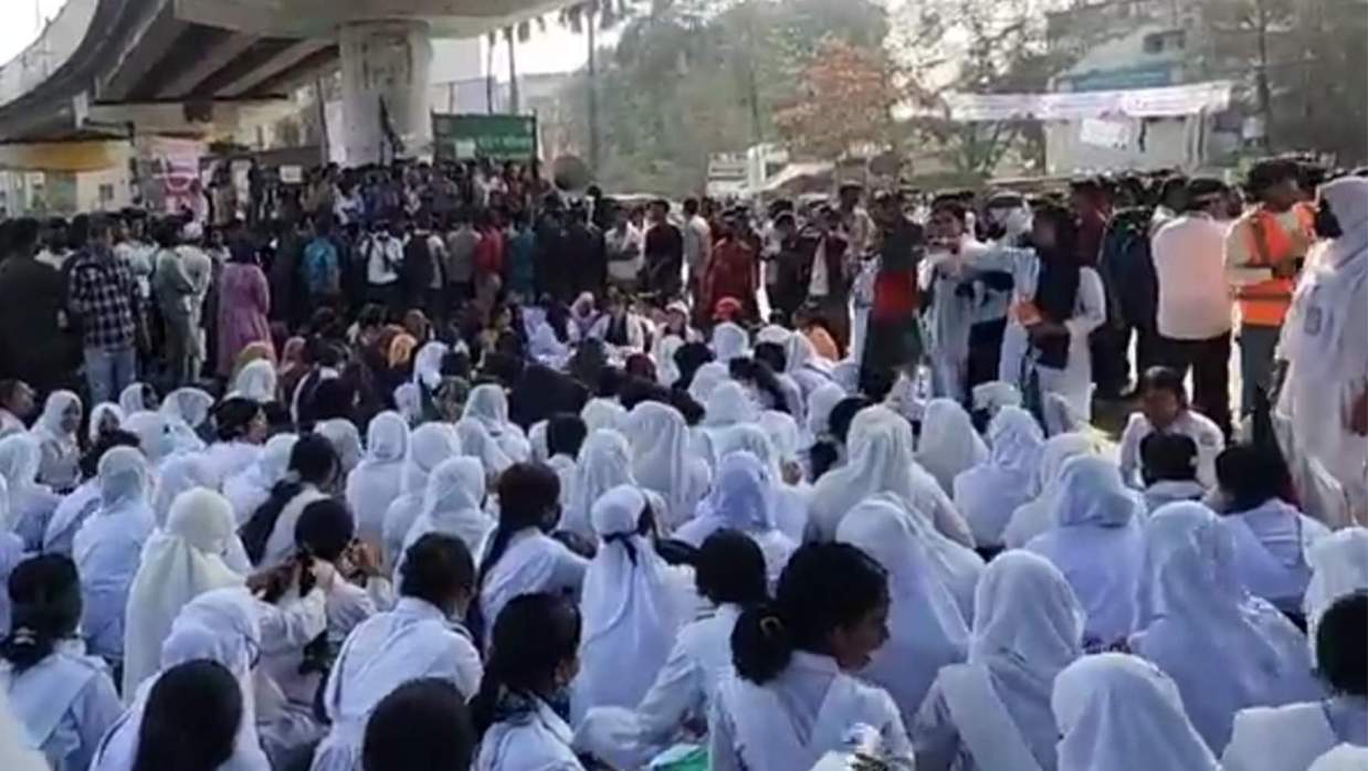 অবরোধে শিক্ষার্থীরা