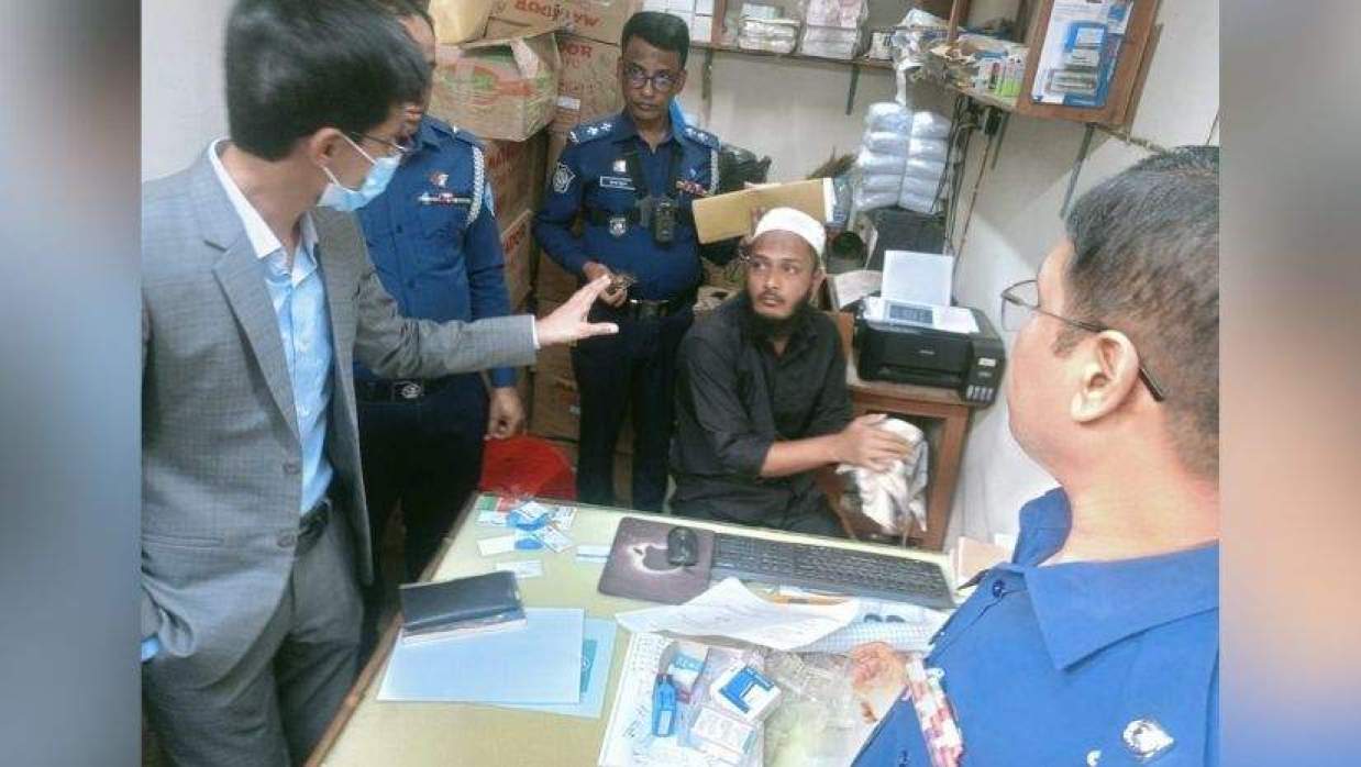 লক্ষ্মীপুরে ভোটের ৬ সীলসহ ব্যবসায়ী আটক 