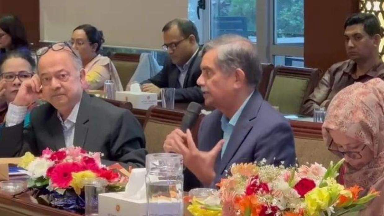 সচিবালয়ে অর্থ বিভাগের মাল্টিপারপাস হলে আয়োজিত কর্মশালায় কথা বলছেন ড. চৌধুরী রফিকুল আবরার