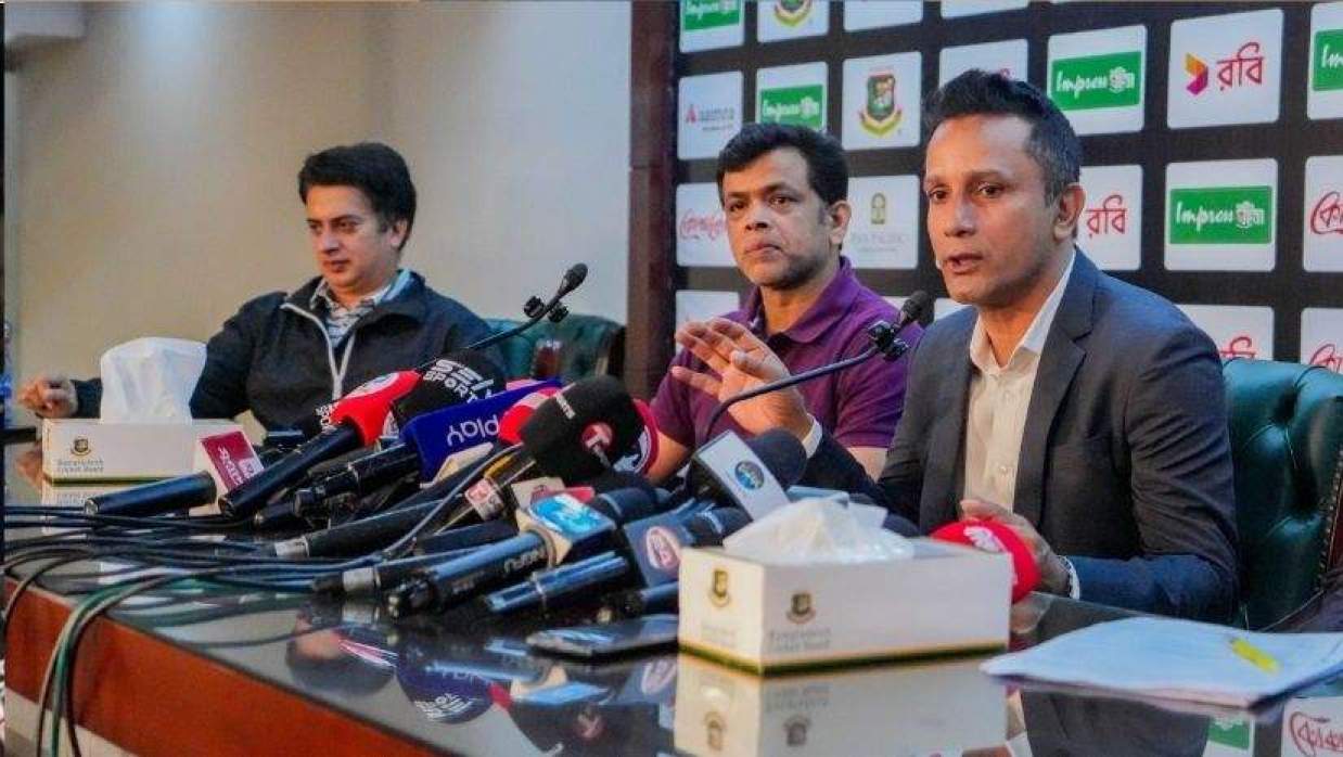 সংবাদ সম্মেলনে খালেদ মাসুদ পাইলট