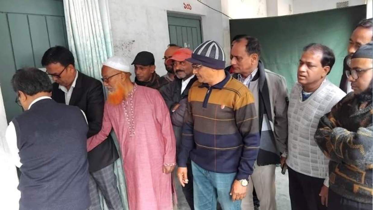 কলেজ অধ্যক্ষের কক্ষে তালা ঝুলিয়ে দিচ্ছেন শিক্ষকরা