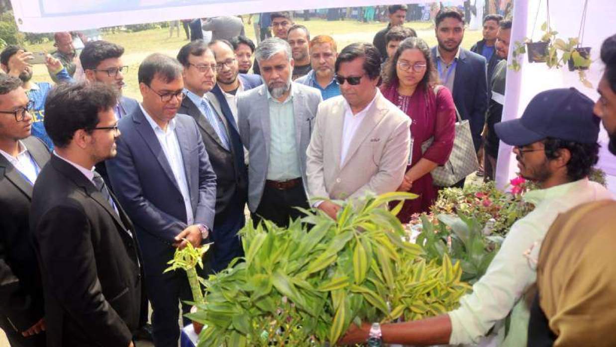 মেলায় স্টল পরিদর্শন করে উপাচার্য অধ্যাপক