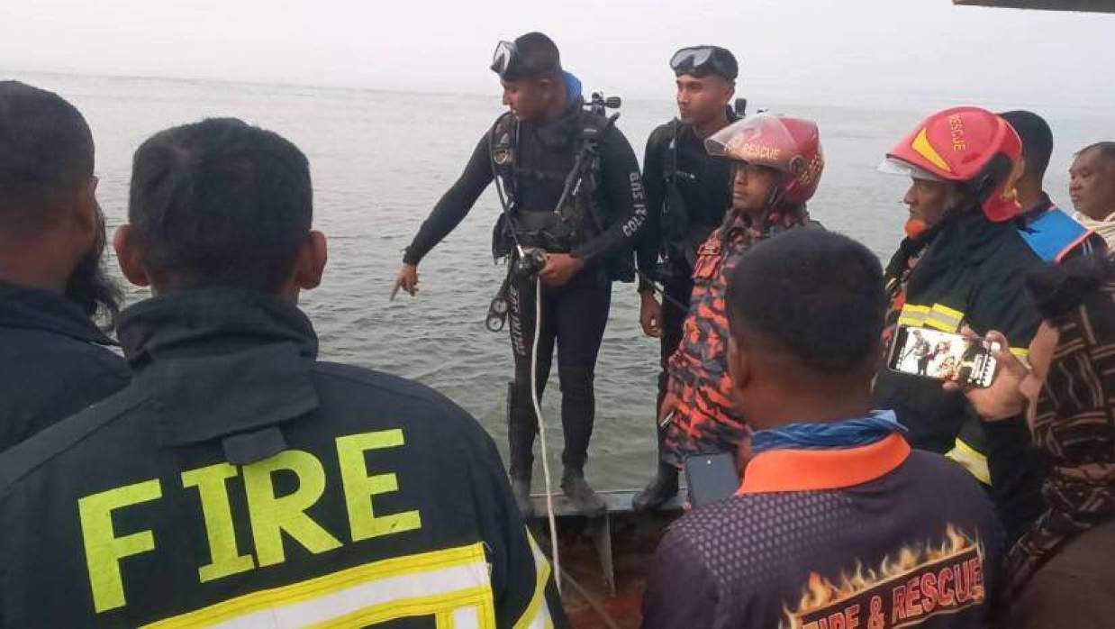 নিখোঁজ যুবককে উদ্ধার করতে অভিযান চালাচ্ছেন ফায়ার সার্ভিসের সদস্যরা