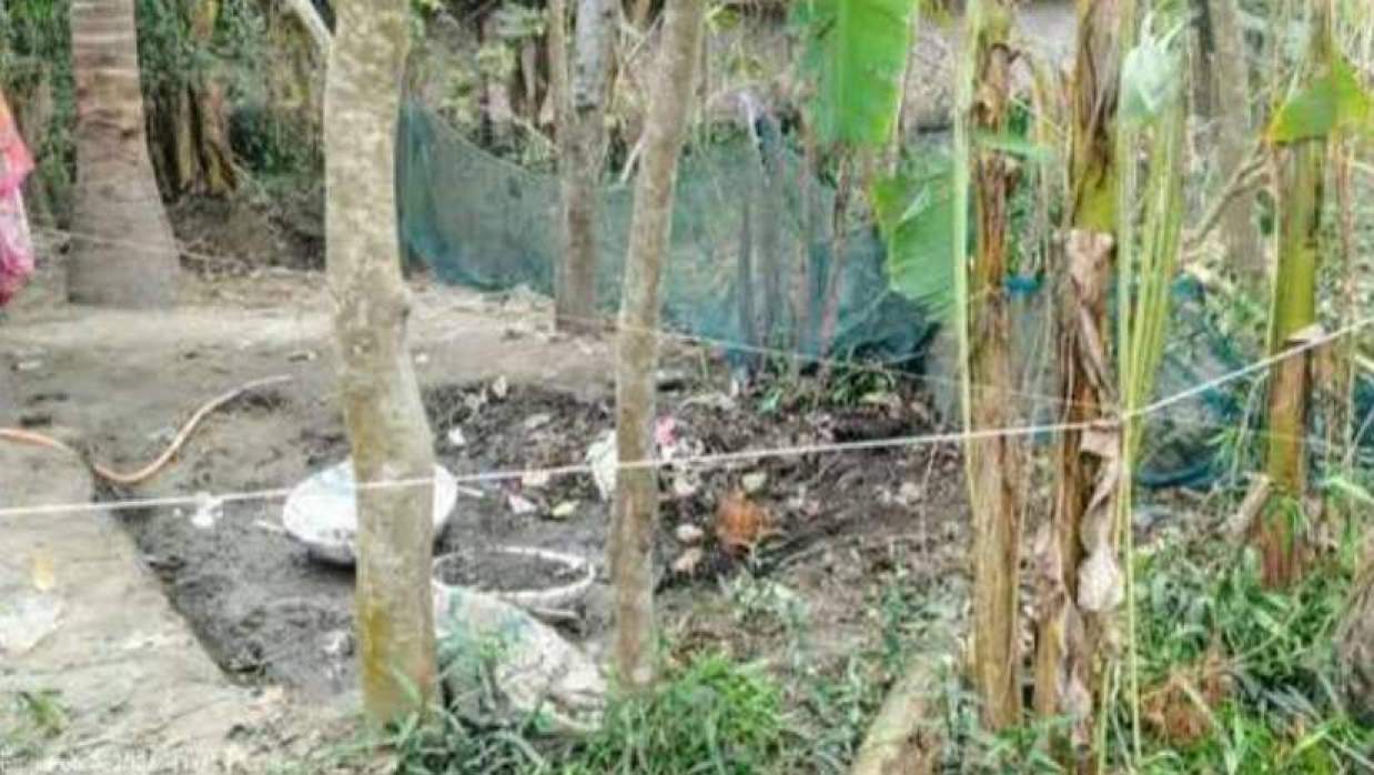 ঘটনাস্থল রশি দিয়ে ঘিরে রাখা হয়েছে