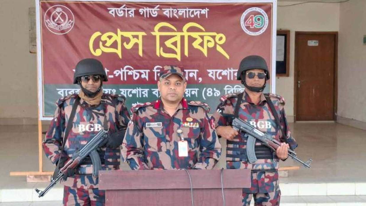 প্রেস ব্রিফিংয়ে যশোর ব্যাটালিয়নের (৪৯ বিজিবি) অধিনায়ক লে. কর্নেল সাইফুল্লাহ্ সিদ্দিকী